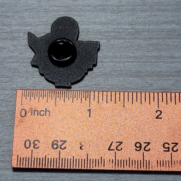 Alien Reading A Newspaper On The Toilet Enamel Pin - Picture 4 of 8